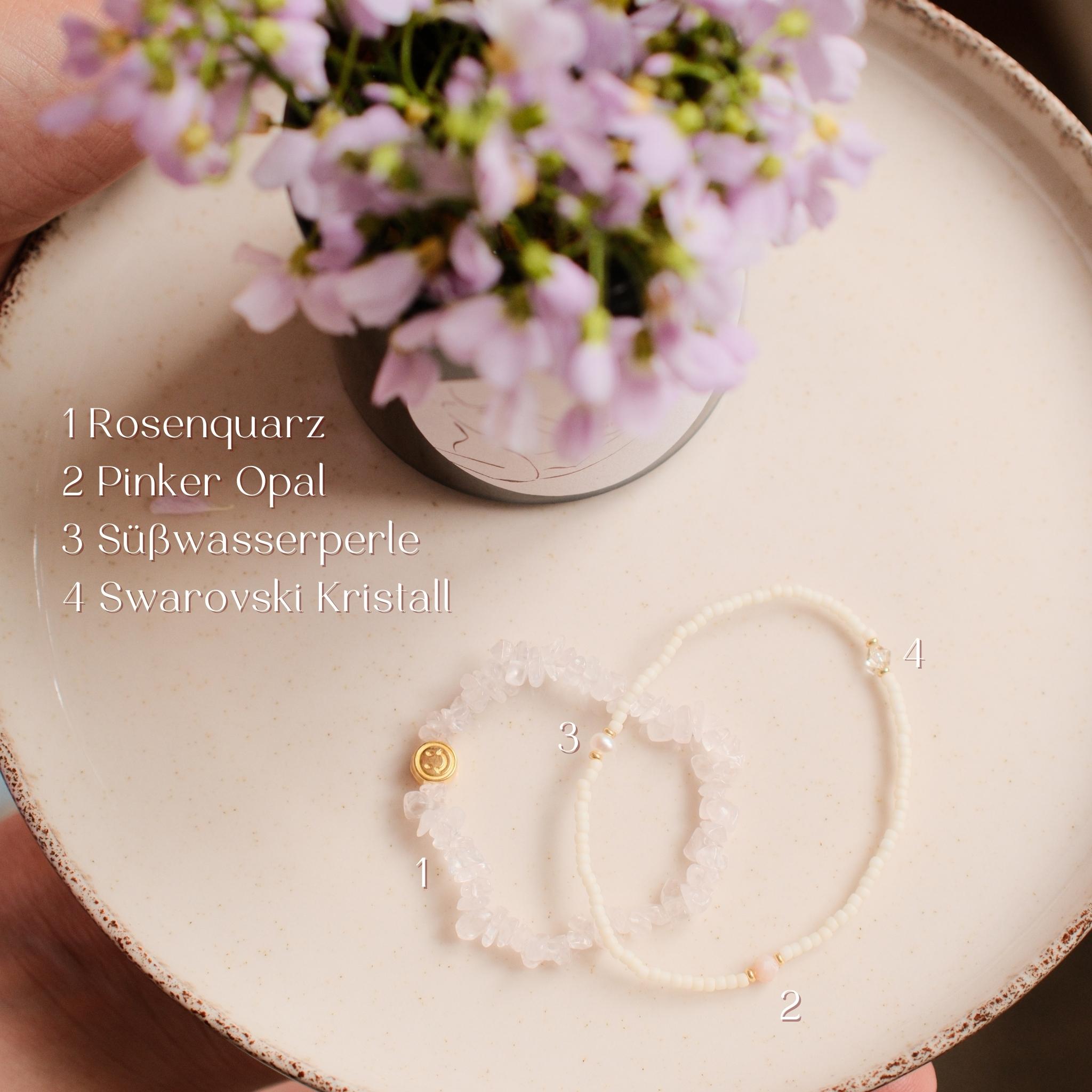 Armbandschmuck liegt auf einem Teller arangiert mit einem Blumenstrauß und auf dem Bild ist eine Produktbeschreibung zu sehen.