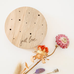 Trockenblumenhalter aus Holz rund mit Schriftzug Just Love von Eulenschnitt für deine Me-Time