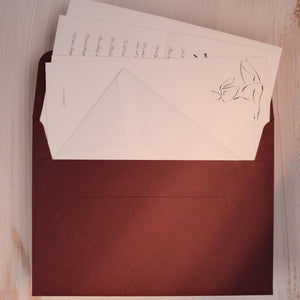 offener Briefumschlag mit modernem Briefpapier